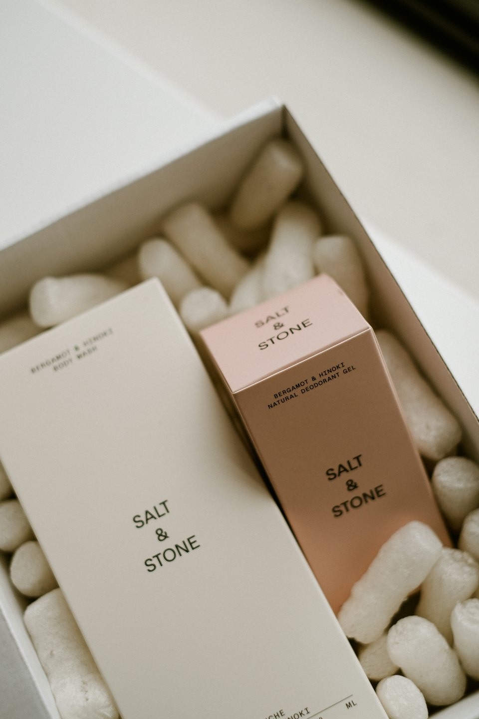 Cosmetica in een witte geschenkdoos met verpakkingspinda's.