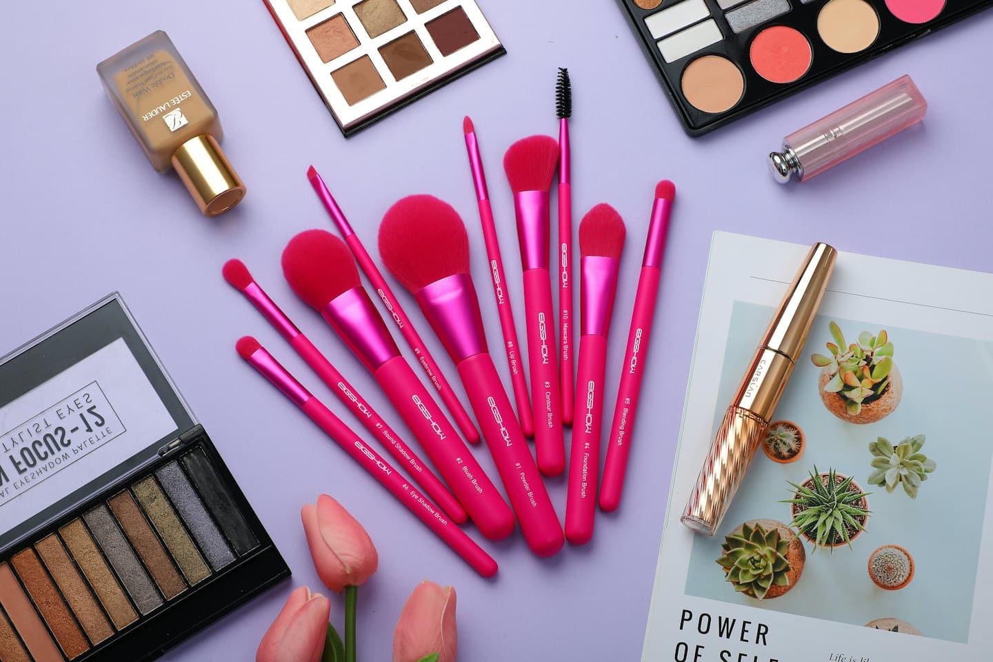 Make-upkwasten en cosmetica gerangschikt met roze tulpen op lila.